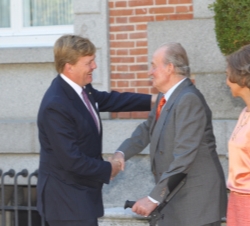 Don Juan Carlos recibe el saludo del Rey de los Países Bajos a su llegada al Palacio de La Zarzuela