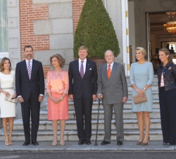 Sus Majestades los Reyes, acompañados de los Reyes Willem-Alexander y Máxima, los Príncipes de Asturias y la Infanta Doña Elena, antes del almuerzo of