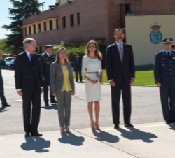 Los Príncipes de Asturias, la ministra de Fomento, el embajador de los Países Bajos en España y el jefe de la Base Aérea de Torrejón esperan la llegad