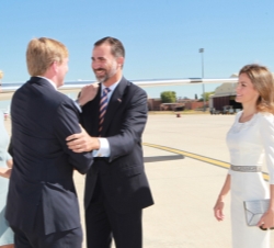 Don Felipe saluda al Rey de los Países Bajos, en presencia de la Reina Máxima y de la Princesa de Asturias