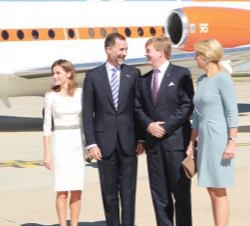 Los Príncipes de Asturias y los Reyes de los Países Bajos conversan tras su llegada a la Base Aérea de Torrejón