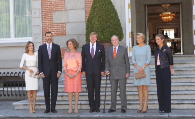 Sus Majestades los Reyes, acompañados de los Reyes Willem-Alexander y Máxima, los Príncipes de Asturias y la Infanta Doña Elena, antes del almuerzo of