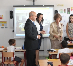 Doña Sofía conversa con unos alumnos durante su visita por una de las aulas 