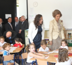 La Reina Doña Sofía conversa con unos niños durante su visita por el Colegio de Educación Infantil y Primaria "El Alba"