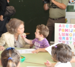 Doña Sofía saluda a un niño durante su visita al colegio de Educación Infantil y Primaria "El Alba"