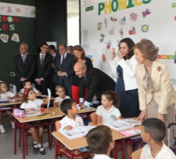 Su Majestad la Reina, acompañada de la autoridades presentes en el acto, visita una clase durante su recorrido por el colegio de Educación Infantil y 