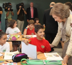 La Reina Doña Sofía conversa con unos alumnos del colegio durante su visita por las aulas