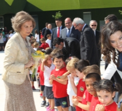 Doña Sofía charla con un grupo de niños del colegio