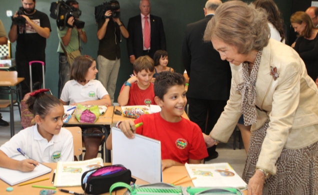 La Reina Doña Sofía conversa con unos alumnos del colegio durante su visita por las aulas