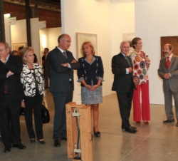 La Infanta Doña Elena, durante su recorrido por las galerías, junto al presidente de Art Fairs, las concejalas de Centro y Arganzuela y el subsecretar