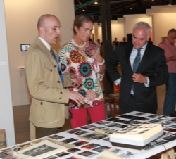 Su Alteza Real la Infanta Doña Elena atiende a las explicaciones de uno de los galeristas, en presencia del presidente de Art Fairs, Enrique de Polanc