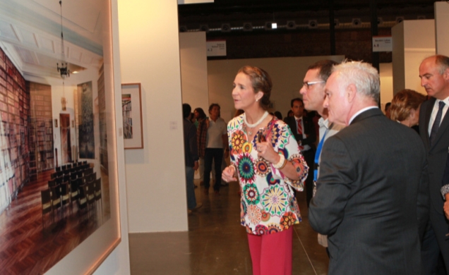 Doña Elena contempla una de las obras expuestas en presencia del presidente de Art Fairs, Enrique de Polanco