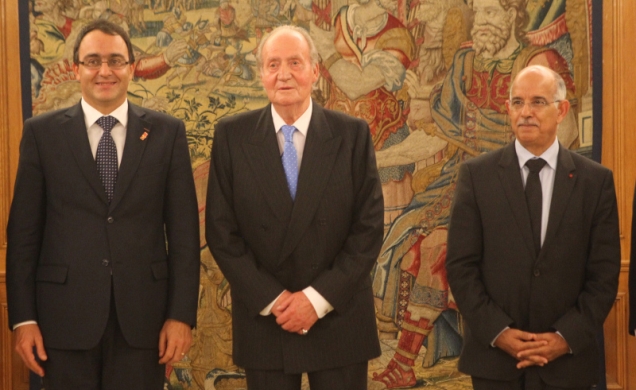 Don Juan Carlos acompañado de los presidentes de las Cámaras de Representantes y de Consejeros del Reino de Marruecos, Karim Ghellab y Mohamed Cheikh 