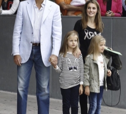 Los Principes de Asturias y sus hijas Leonor y Sofía, a su llegada al centro médico