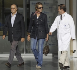 Doña Elena, a su salida del centro hospitalario, tras visitar a Don Juan Carlos