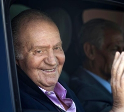 Don Juan Carlos, a su salida del hospital, tras recibir el alta