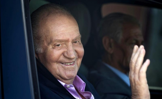 Don Juan Carlos, a su salida del hospital, tras recibir el alta