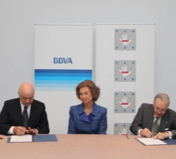 Los presidentes del BBVA y de la FAD firman el convenio de colaboración en presencia de Su Majestad la Reina