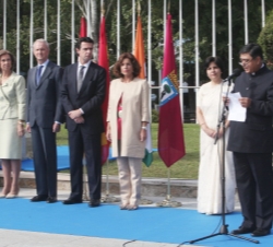 La Reina, junto a los ministros de Defensa, de Industria, Energía y Turismo, la alcaldesa de Madrid y la esposa del embajador de la India, durante la 