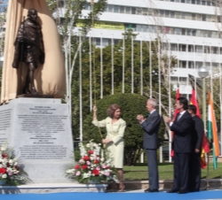 Doña Sofía descubre la estatua de Mahatma Gandhi