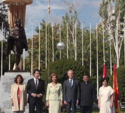 Su Majestad la Reina, los ministros de Defensa y de Industria, Energía y Turismo, la alcaldesa de Madrid, el embajador de la India en España y su espo