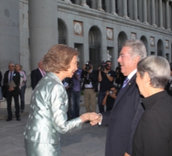 Doña Sofía recibe a su llegada al Museo el saludo del Presidente de la República de Austria, Heinz Fischer y su esposa, Margit Fischer