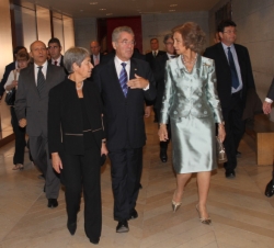 La Reina Doña Sofía a su llegada al Museo acompañada por las autoridades asistentes al acto