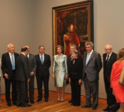 Su Majestad la Reina acompañada por las autoridades presentes en el acto, delante de la obra "Carlos II, como gran maestre de la Orden del Toisón