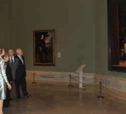 La Reina Doña Sofía observa la obra de Velázquez "Las Meninas"