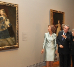 Su Majestad la Reina observa la obra "La Infanta Margarita en traje azul", acompañada por el Presidente de Austria y su esposa, entre otras 