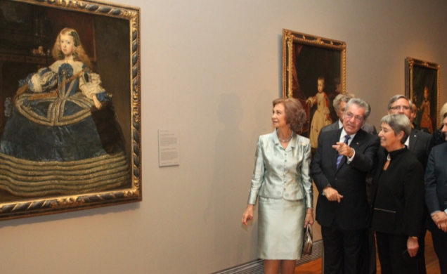 Su Majestad la Reina observa la obra "La Infanta Margarita en traje azul", acompañada por el Presidente de Austria y su esposa, entre otras autoridade