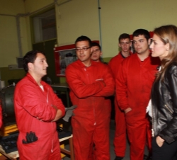 Doña Letizia conversa con los alumnos del Centro a su paso por el hangar de helicópteros