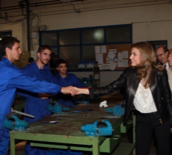 Su Alteza Real la Princesa de Asturias recibe el saludo de unos alumnos durante su recorrido por el taller de fabricación mecánica