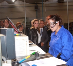 La Princesa Doña Letizia observa el trabajo que realiza una alumna del Centro