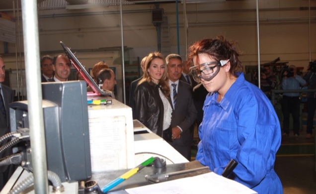 La Princesa Doña Letizia observa el trabajo que realiza una alumna del Centro