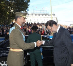 Don Felipe recibe el saludo del presidente del Gobierno, Mariano Rajoy