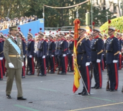 Don Felipe pasa revista al Batallón de la Guardia Real que rinde honores