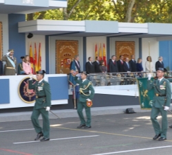 Don Felipe saluda el paso de un batallón de alumnos de la Guardia Civil