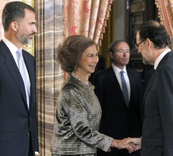 Su Majestad la Reina recibe el saludo del presidente del Gobierno, Mariano Rajoy