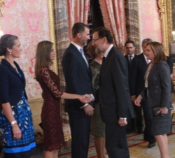 Doña Letizia recibe el saludo del presidente del Gobierno, Mariano Rajoy