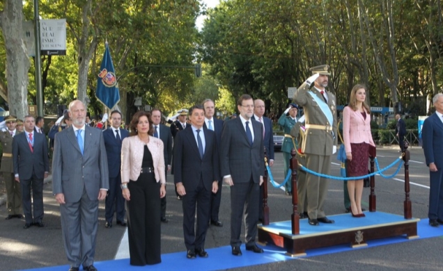 Sus Altezas Reales los Príncipes de Asturias durante la interpretación del Himno Nacional