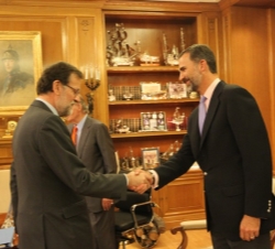 El Príncipe de Asturias recibe el saludo del presidente del Gobierno, Mariano Rajoy