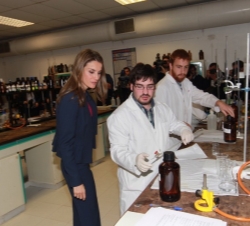 Doña Letizia visita el laboratorio de química del Centro 