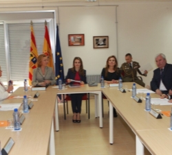 Doña Letizia preside la reunión de trabajo, junto a la presidenta de Aragón, Luisa Fernanda Rudi y la secretaria de Estado de Presupuestos y Gastos, M