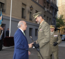 Don Felipe recibe el saludo del ministro del Interior, Jorge Fernández Díaz
