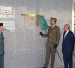 Su Alteza Real el Príncipe de Asturias descubre una placa conmemorativa de su visita