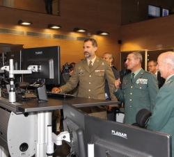 El Príncipe Don Felipe durante su visita por el Centro de Coordinación