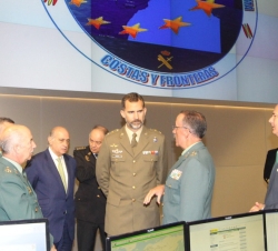 Su Alteza Real el Príncipe de Asturias recibe explicaciones del Centro de Coordinación