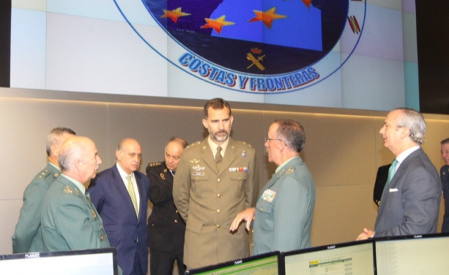 Su Alteza Real el Príncipe de Asturias recibe explicaciones del Centro de Coordinación