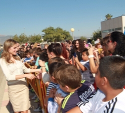 La Princesa de Asturias saluda a los ciudadanos que le dieron la bienvenida